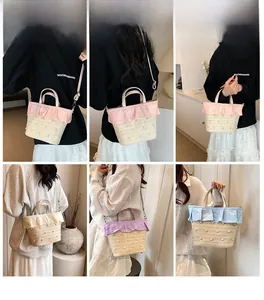 Détail de mini sacs en paille tissée avec froufrous et perles en plusieurs couleurs