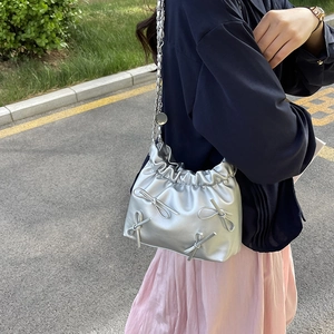 Borsa a secchiello plissettata argento metallizzato con fiocchi e tracolla a catena
