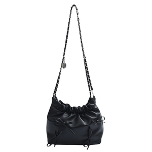Borsa a secchiello plissettata nera alla moda con fiocchi e tracolla a catena argento