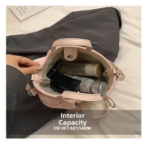 Vue intérieure détaillée du sac en cuir plissé rose montrant l'espace de rangement