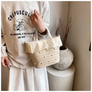 Détail du mini sac en paille avec perles incrustées et bordures à volants