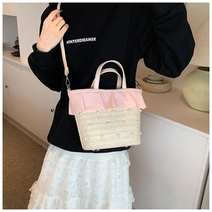 Détail de la fermeture à volants roses et perles blanches sur un mini sac en paille