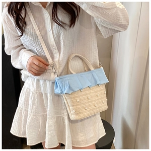 Sac en paille tressée avec volants bleu clair et détails en perles sur la bandoulière