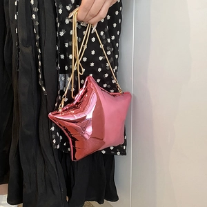 Borsa a tracolla rosa a forma di stella con finitura metallizzata e catena d'oro