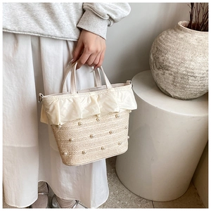 Mini sac en paille tressée crème avec perles et volants pour les vacances