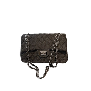 Chic quilted tweed chain shoulder bag with metallic clasp in dark grey for women