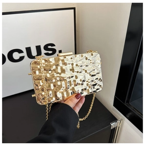 Detailansicht der goldenen Abendtasche mit Hammerschlag-Optik und eleganter Metallkette