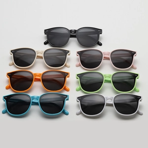 Mise à plat verticale montrant sept options de couleurs pour lunettes de soleil enfant