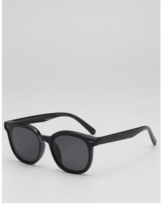 Détail de lunettes de soleil noires pour enfants avec clous argentés et verres UV400