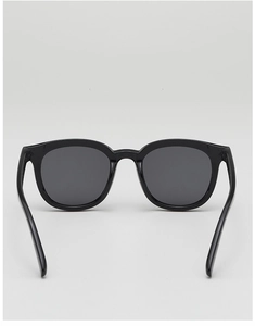 Gros plan sur des lunettes de soleil carrées noires pour enfants avec verres gris UV400