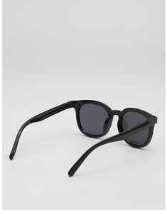 Vue détaillée des lunettes de soleil noires pour enfants avec le modèle 2528 sur la branche