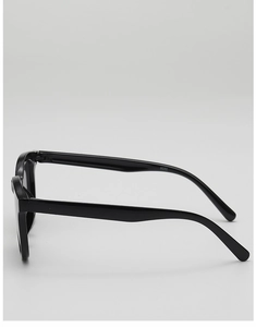 Détail de la monture de lunettes de soleil noires pour enfants avec le numéro 3239