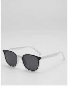 Détail de lunettes de soleil blanches pour enfants avec verres foncés et rivets