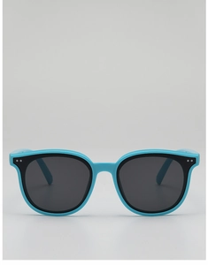 Vue frontale de lunettes de soleil enfant bleu clair avec verres gris et bordure noire