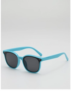 Détail de lunettes de soleil bleu ciel pour enfants avec verres foncés et points argentés