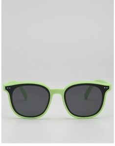 Vue de face de lunettes de soleil vertes pour enfants avec points argentés et verres gris