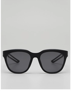 Detailsicht der schwarzen quadratischen Sportsonnenbrille mit geometrisch hohlgeformten Bügeln