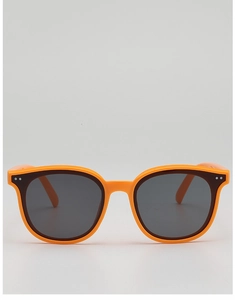Vue de face de lunettes de soleil orange pour enfants avec rivets métalliques
