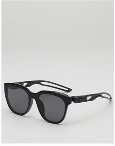 Detail einer Kindersportsonnenbrille mit schwarzen, ausgehöhlten, stromlinienförmigen Bügeln