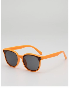 Gros plan de lunettes de soleil orange UV400 pour enfants avec verres foncés et détails argentés