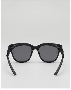 Detailansicht der klobigen schwarzen Rechteck-Sonnenbrille mit Innenbügel-Struktur