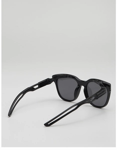Detailansicht der schwarzen Sport-Sonnenbrille mit geometrisch hohl gearbeitetem Bügeldesign