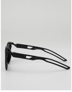 Detailansicht der schwarzen Sportsonnenbrille mit einzigartig ausgespartem Doppelbügel-Design