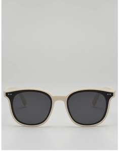 Détail de lunettes rétro ivoire avec accents métalliques argentés et verres UV400