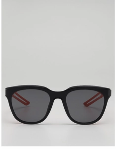 Detailansicht der schwarzen Kinder-Sportsonnenbrille mit roten Streifen an den Bügeln