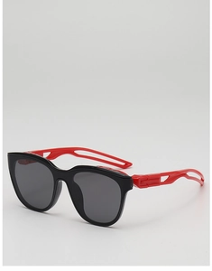 Detailansicht der Sport-Kindersonnenbrille mit schwarzem Rahmen und roten Bügeln