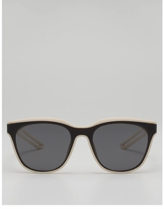Nahaufnahme der zweifarbigen Sonnenbrille mit hohlem Bügeldesign und grauen Gläsern