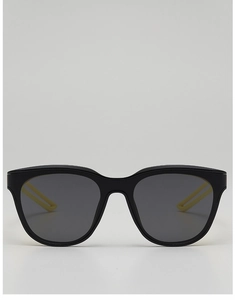 Nahaufnahme der quadratischen Übergroße-Sonnenbrille mit schwarzem Rahmen und gelbem Akzent