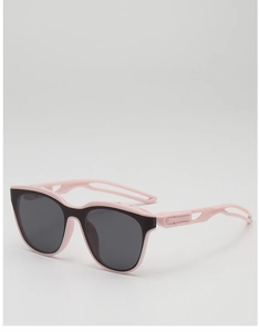 Detail einer hellrosa matt Sonnenbrille mit futuristischen Hohlbügeln für Outdoorsport