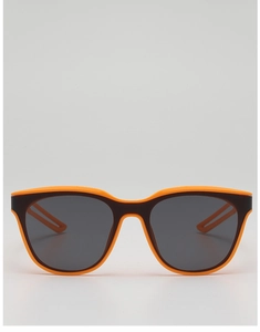 Detailansicht der Sport-Kinder-Sonnenbrille mit hohlen Bügeln und orange-schwarzem Rahmen