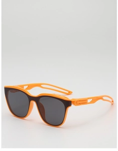 Detailansicht der orangefarbenen Sportsonnenbrille mit geometrisch hohlen Bügeln