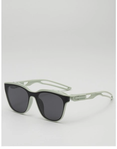 Detail der mintgrünen Sport-Sonnenbrille mit hohlem Rahmen und Silber-Akzenten