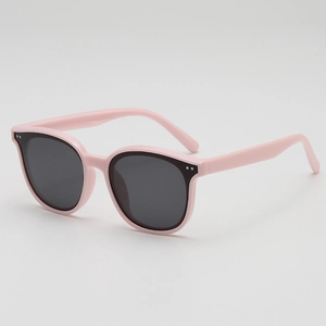 Lunettes de soleil UV400 roses pour filles avec verres foncés et détails argentés discrets