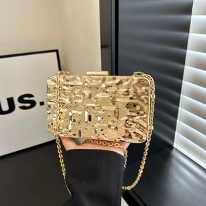 Elegante goldene Acryl-Box-Clutch mit Hammerschlag-Textur und Kette für Abendveranstaltungen