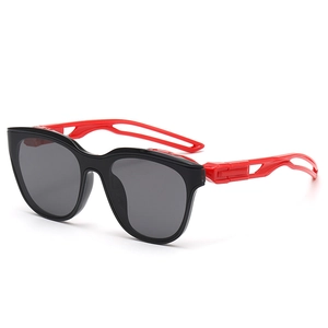 Modische Sport-Sonnenbrille für Kinder mit schwarzem Rahmen und roten Bügeln im Hohl-Design