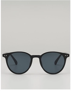 Detaillierte Frontansicht der schwarzen Retro-Rundsonnenbrille mit silbernen Nieten