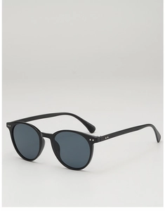 Details der quadratischen schwarzen Sonnenbrille mit silbernen Nieten und Retro-Rahmen