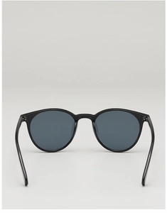 Detail der klassischen schwarzen quadratischen Sonnenbrille mit dunkelgrauen Gläsern