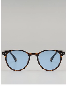 Detail der Sonnenbrille mit Schildpatt-Rahmen, hellblauen Gläsern und Metalldetails
