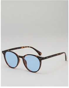 Detail der Retro-Rundsonnenbrille mit Schildpatt-Rahmen und blauen Gläsern