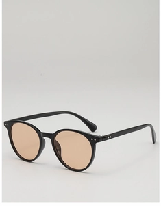 Detail einer runden Vintage-Sonnenbrille mit schwarzem Rahmen und rutschfesten Bügeln