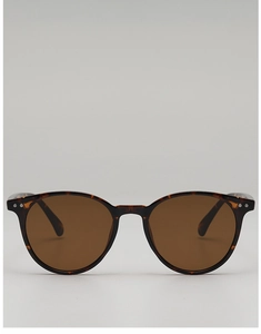 Nahaufnahme der Retro-Sonnenbrille mit Schildpatt-Muster, braunen Gläsern und Metallnieten