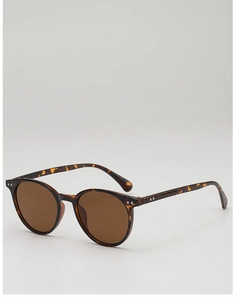 Detailansicht der quadratischen Schildpatt-Sonnenbrille mit braunen Gläsern und Nieten