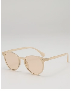 Details der beige-transparenten quadratischen Sonnenbrille mit Nieten und Schlüssellochsteg