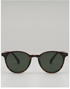 Nahaufnahme der Retro-Schildpatt-Sonnenbrille mit Metallnieten und Schlüsselloch-Nasensteg