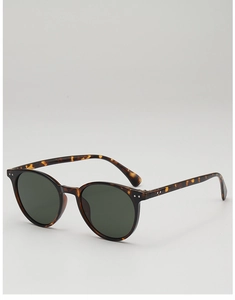Detailansicht der klassischen Sonnenbrille mit modischem Schildpatt-Muster und Textur